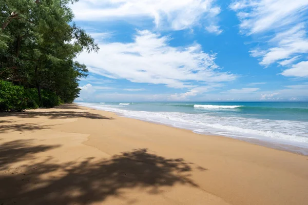 Phuket Tayland 'da plaj ve tropikal deniz, Manzara yaz sahili arka planı, Phuket Tayland' da açık mavi deniz manzarası. Güneşli bir günde mavi gökyüzü ve bulutların güzel manzarası.