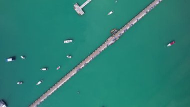 Phuket limanındaki rıhtımlı teknelerin üzerinde uçan Chalong rıhtımının üzerinde uçan insansız hava aracı videosu, güzel yelkenli tekneler ve rıhtımdaki birçok tekne.