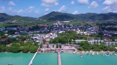 Chalong Limanı 'nın Phuket Tayland' daki hava görüntüsü güneşli bir günde yelkenli tekneleri ve diğer su araçlarıyla inanılmaz deniz manzarası güzel deniz yazı, güzel hava günü, yüksek açı manzarası.