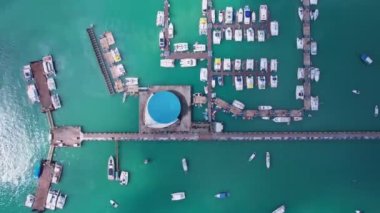 Chalong Limanı 'nın Phuket Tayland' daki hava görüntüsü güneşli bir günde yelkenli tekneleri ve diğer su araçlarıyla inanılmaz deniz manzarası güzel deniz yazı, güzel hava günü, yüksek açı manzarası.