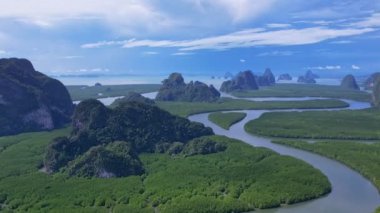 Hayret verici dağların ve deniz manzarasının havadan görüntüsü. Gölgeler dağların üzerinde ve Tayland 'ın fangnga ormanlarında mangrov ormanları var.
