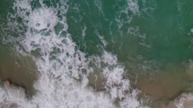 Üst Manzara Patong Sahili Phuket Tayland, inanılmaz dalgalar deniz arka planı. Kumsala düşen dalgalar, güzel deniz arka planı.