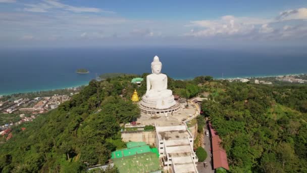 White Marble Big Buddha Statue Temple Close Aerial View Big — Vídeo de stock