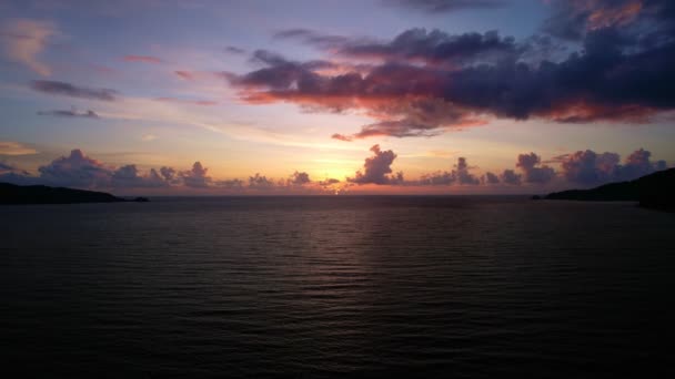 Uitzicht Vanuit Lucht Prachtig Uitzicht Zonsondergang Zonsopgang Donker Zeeoppervlak Prachtige — Stockvideo