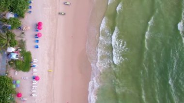 Üst Manzara Patong Sahili Phuket Tayland, inanılmaz dalgalar deniz arka planı. Kumsala düşen dalgalar, güzel deniz arka planı.