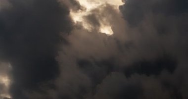 Doğayı hızlandıran karanlık bulutlar ve doğanın ışığı gökyüzü bulutlar gökyüzü manzarası. Güneşin doğuşunda ya da batışında inanılmaz bulutlar. Arka plan zaman ayarlı, kara bulutlar.