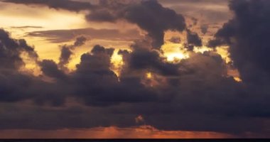 Gün batımı ya da gün doğumu manzarası doğanın inanılmaz ışığı gökyüzü bulutları ve bulutlar sürüklenen renkli karanlık günbatımı bulutları, çekim zamanı. Doğa gökyüzü arka planı