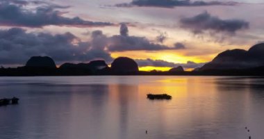 Gün batımı ya da gün doğumu manzarası doğanın inanılmaz ışığı gökyüzü bulutları ve bulutlar sürüklenen renkli karanlık günbatımı bulutları, çekim zamanı. Doğa gökyüzü arka planı