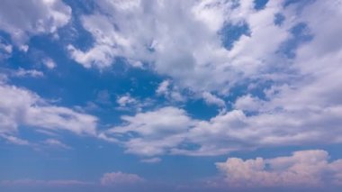 Doğa bulutları Zaman Hızı. Gökyüzünde akan beyaz bulutların zaman çizelgesi. Gökyüzü bulutları doğa arkaplanı.
