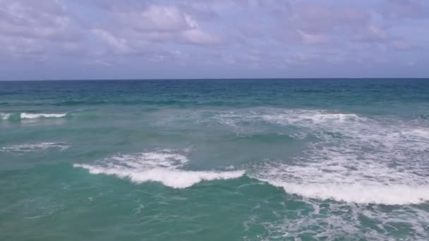 俯瞰广东滩普吉泰国 海浪海底色奇观 海滩沙滩上的浪花 美丽的大海背景 — 图库视频影像