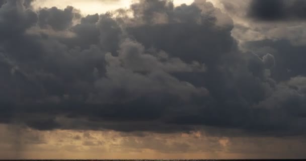 Zeitraffer Dunkle Wolken Über Dem Gebirge Meer Sonnenaufgang Himmel Landschaft — Stockvideo