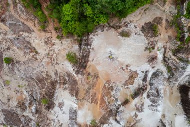 Kuru arazi manzarası, kuş bakışı manzara. Doğa çevresi. İnsansız hava aracının kuru manzarası. Küresel ısınma kavramı