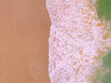 Plaj denizi üzerindeki hava aracı, güzel deniz dalgaları arka plan, kumsal deniz yüzeyi, Phuket Adası Tayland 'da yaz mevsimi deniz manzarası, yüksek açı manzarası, tepeden aşağı.
