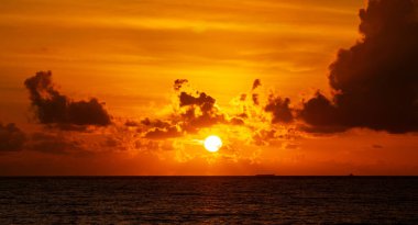 Deniz yüzeyinde hava manzarası güzel gün batımı harika bir dalga harika gün batımı ya da deniz sahilinde gün doğumu dalgaları okyanusun arka planına çarpıyor.