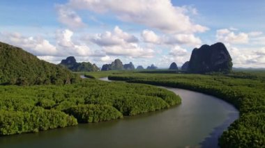 Bannaiyop Phang nga Tayland 'da yer alan ve dağların üzerinde gölgeli bulutlar bulunan inanılmaz dağların, mangrov ormanlarının ve deniz manzarasının insansız hava görüntüsü.