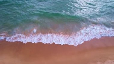Tropik plaj denizi inanılmaz dalgalar, kumsala vuran dalgalar, Phuket Adası Tayland 'daki güzel deniz plajı.