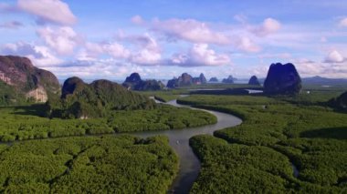 Bannaiyop Phang nga Tayland 'da yer alan ve dağların üzerinde gölgeli bulutlar bulunan inanılmaz dağların, mangrov ormanlarının ve deniz manzarasının insansız hava görüntüsü.
