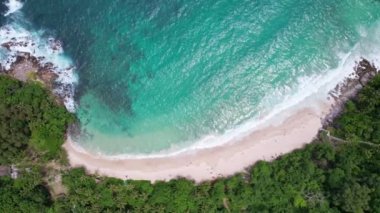 Deniz manzaralı güzel dalgalar karanlık bir denizde, okyanus yüzeyinde, inanılmaz deniz dalgaları kayalara çarpıyor Aerial manzaralı dron 4k yüksek kalitede okyanus taşlı kayalıklar