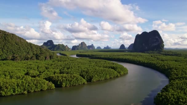 空中ビュー素晴らしい山のドローンビュー山の上に雲の影とマングローブの森と海の風景のショット Bannaiyop Phang Nga Thailandに位置 — ストック動画