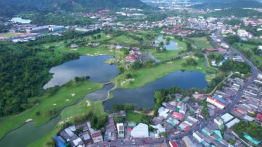 Phuket şehri Tayland gün batımında ya da gün doğumunda İHA kamerasından Kathu bölgesi Phuket Tayland 'ın havadan görünüşü