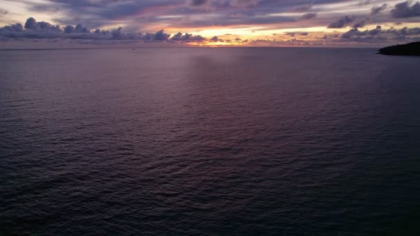 空中风景美丽的日落或日出在黑暗的海面上美丽的波浪迷人的微光黄昏的天空日落 电影无人机拍摄的动态镜头美丽的自然光海景 — 图库视频影像