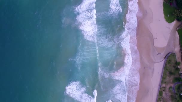 俯瞰热带海滩海令人惊叹的海浪海背景 海滩沙滩上的浪花 泰国普吉岛美丽的海滩 — 图库视频影像