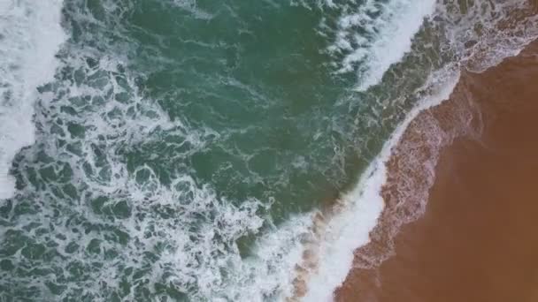 Удивительные Волны Фоне Моря Авария Волны Пляже Песка Красивый Морской — стоковое видео