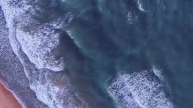 Tropik plaj denizi inanılmaz dalgalar, kumsala vuran dalgalar, Phuket Adası Tayland 'daki güzel deniz plajı.