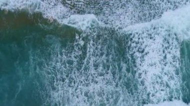 Tropik plaj denizi inanılmaz dalgalar, kumsala vuran dalgalar, Phuket Adası Tayland 'daki güzel deniz plajı.