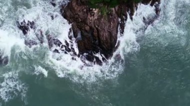Deniz manzaralı güzel dalgalar karanlık bir denizde, okyanus yüzeyinde, inanılmaz deniz dalgaları kayalara çarpıyor Aerial manzaralı dron 4k yüksek kalitede okyanus taşlı kayalıklar
