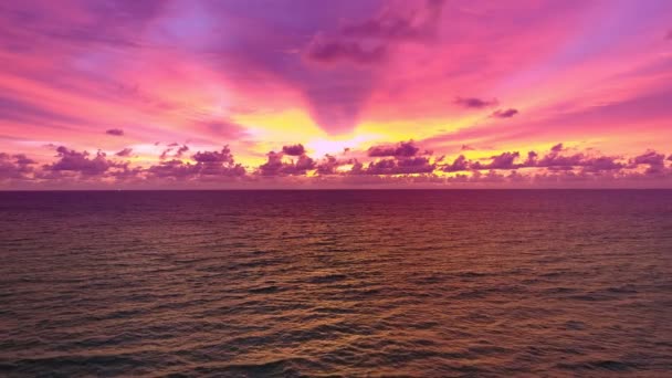 Hava Manzaralı Güzel Gün Batımı Karanlık Deniz Yüzeyinde Gün Doğumu — Stok video