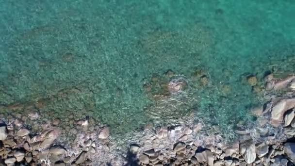 Pemandangan Udara Gelombang Indah Mengalir Pantai Batu Laut Yang Gelap — Stok Video