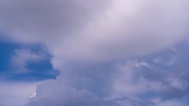 Doğa bulutları Zaman Hızı. Gökyüzünde akan beyaz bulutların zaman çizelgesi. Gökyüzü bulutları doğa arkaplanı.