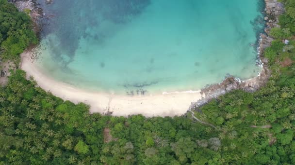 トップ表示熱帯ビーチの海素晴らしい波の海の背景 ビーチの砂の波を粉砕 プーケット島の美しい海のビーチタイ — ストック動画