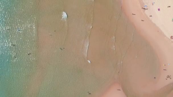 トップ表示熱帯ビーチの海素晴らしい波の海の背景 ビーチの砂の波を粉砕 プーケット島の美しい海のビーチタイ — ストック動画