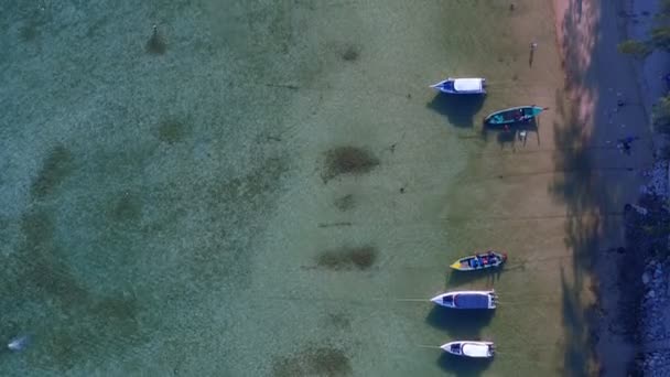 Fantastisk Antenn Ovanifrån Longtail Fiskebåtar Tropiska Havet Vid Rawai Stranden — Stockvideo