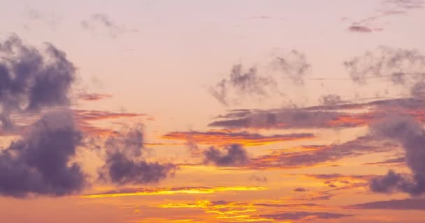 時間の経過自然美しい光の日の出空カラフルな雲の風景の空 日の出や日没の空の背景に驚くべき雲 — ストック動画