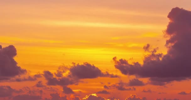 時間の経過自然美しい光の日の出空カラフルな雲の風景の空 日の出や日没の空の背景に驚くべき雲 — ストック動画