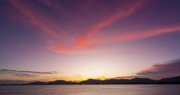 이지남에 구름의 놀라운 형형색색의 석양이나 구름을 날아가는 발자국 시간의 자연의 — 비디오