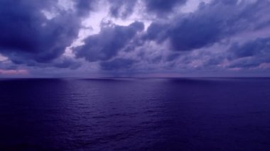 Karanlık deniz yüzeyi güzel dalga inanılmaz aydınlık alacakaranlık gün batımı. Sinema robotu dinamik görüntüler çekti. Doğanın güzel deniz manzarası.