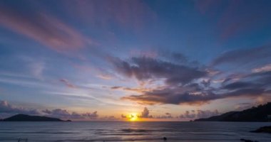 Zaman Hızı doğası Güzel Işık Doğumu gökyüzü renkli bulutlar manzara gökyüzü. Gün doğumunda ya da günbatımında inanılmaz bulutlar