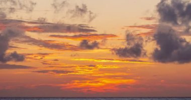 Zaman Hızı doğası Güzel Işık Doğumu gökyüzü renkli bulutlar manzara gökyüzü. Gün doğumunda ya da günbatımında inanılmaz bulutlar
