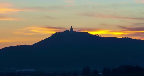 Timelapse Increíble Salida Del Sol Sobre Montaña Con Gran Estatua — Vídeos de Stock