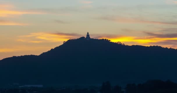 Timelapse Increíble Salida Del Sol Sobre Montaña Con Gran Estatua — Vídeos de Stock