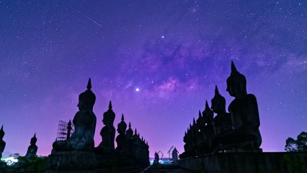 Timelapse Noche Día Gran Estatua Buda Con Galaxia Vía Láctea — Vídeos de Stock