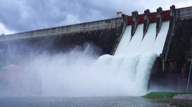 Kapıdan akan suyla hidroelektrik baraj kapağı ve Nakhon Nayok Tayland 'da Khun Dan Prakan Chon Barajı' nı açın.