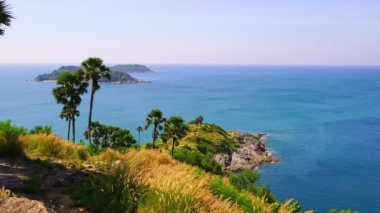 Phuket 'teki Laem Phromthep Pelerini. Phuket Adası' nda günbatımını izlemek için ünlü manzara manzarası. Phuket manzaralı ünlü turistik yerler.