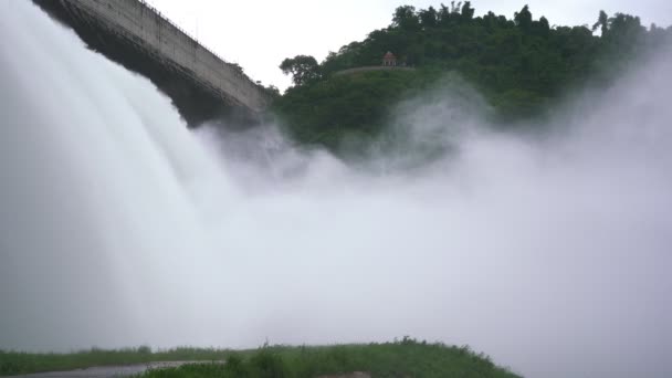 Diga Idroelettrica Floodgate Con Acqua Che Scorre Attraverso Cancello Aprire — Video Stock