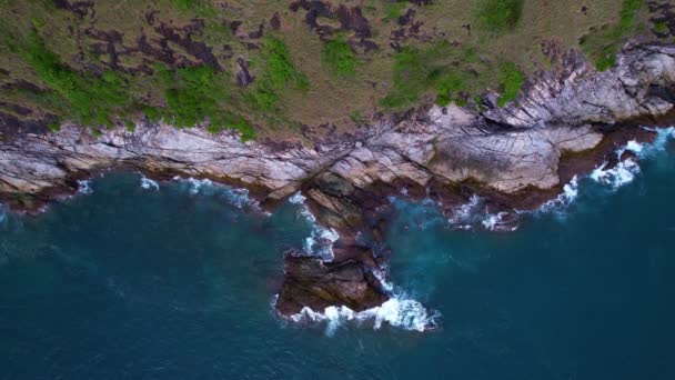 Αεροφωτογραφία Όμορφα Κύματα Που Ρέουν Ακρογιαλιές Βράχους Μια Σκοτεινή Θάλασσα — Αρχείο Βίντεο