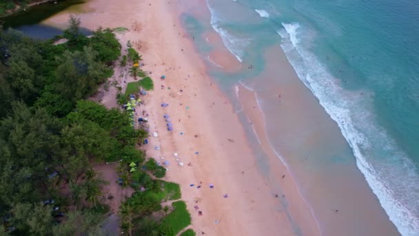俯瞰热带海滩海令人惊叹的海浪海背景 海滩沙滩上的浪花 泰国普吉岛美丽的海滩 — 图库视频影像